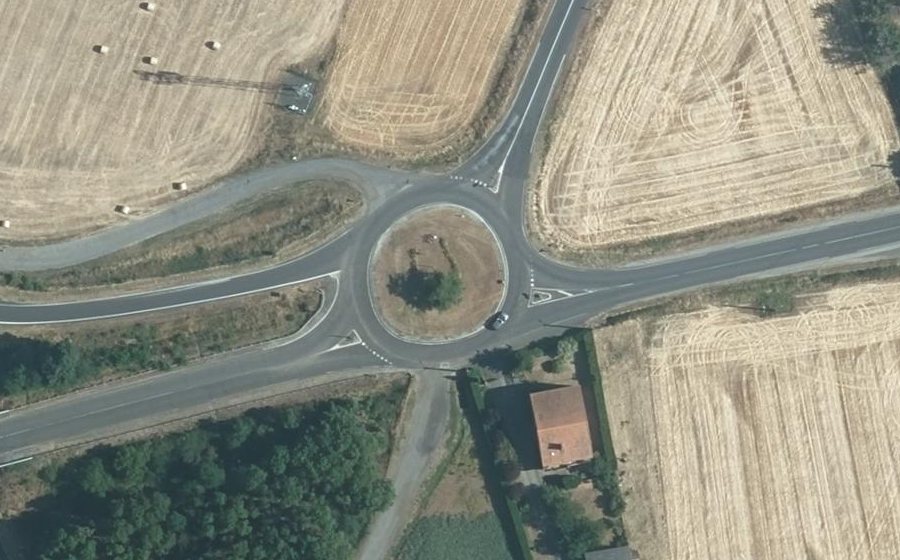 Vue aérienne du Rond-point anonyme n°69989366