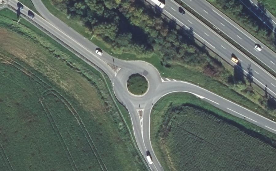 Vue aérienne du Rond-point anonyme n°69990672