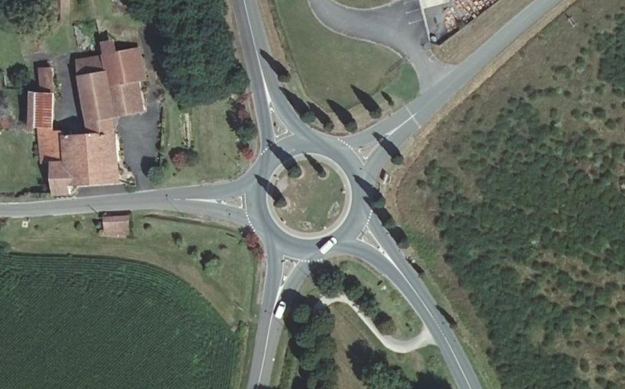 Vue aérienne du Rond-point anonyme n°69990813