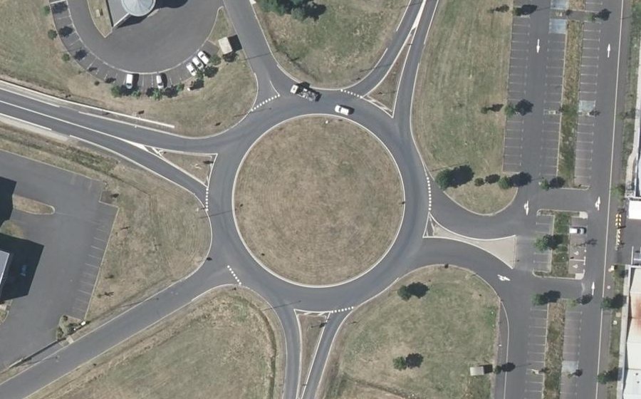 Vue aérienne du Rond-point anonyme n°69991805