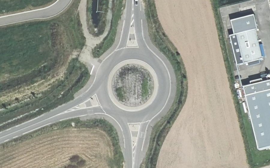 Vue aérienne du Rond-point anonyme n°700326096