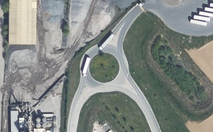 Vue aérienne du Rond-point anonyme n°700443975