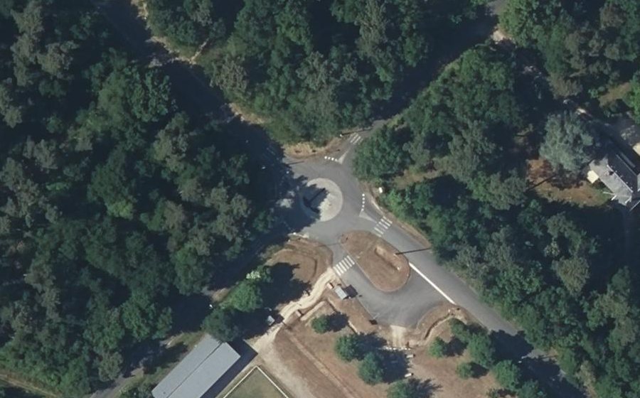 Vue aérienne du Rond-point anonyme n°700621086