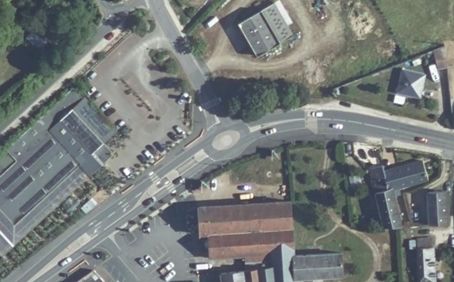 Vue aérienne du Rond-point anonyme n°700670604