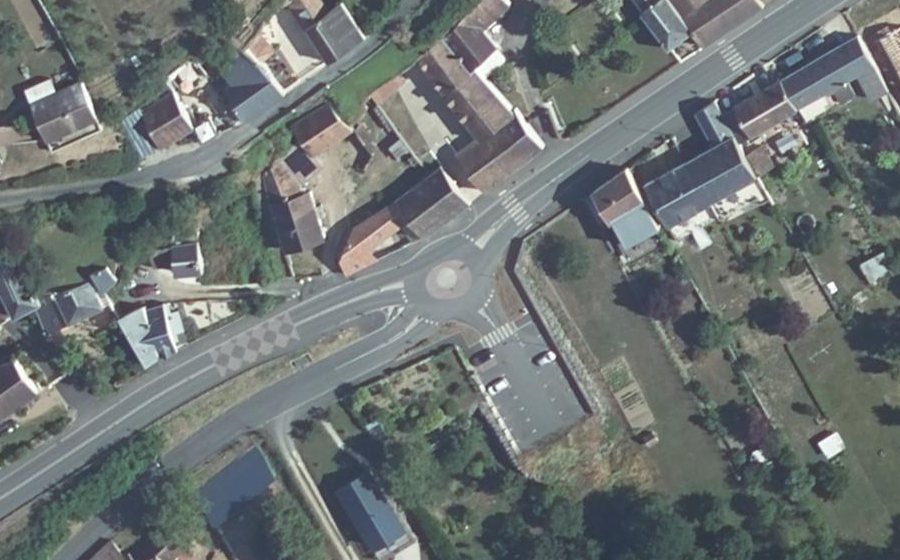 Vue aérienne du Rond-point anonyme n°700670605