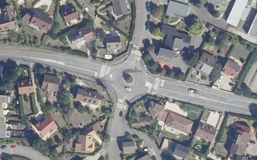 Vue aérienne du Rond-point anonyme n°700672809