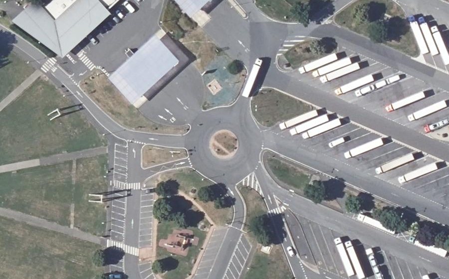 Vue aérienne du Rond-point anonyme n°70071358