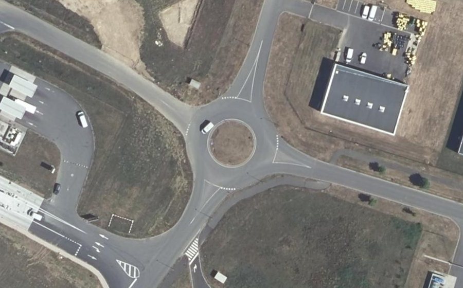Vue aérienne du Rond-point anonyme n°700796832