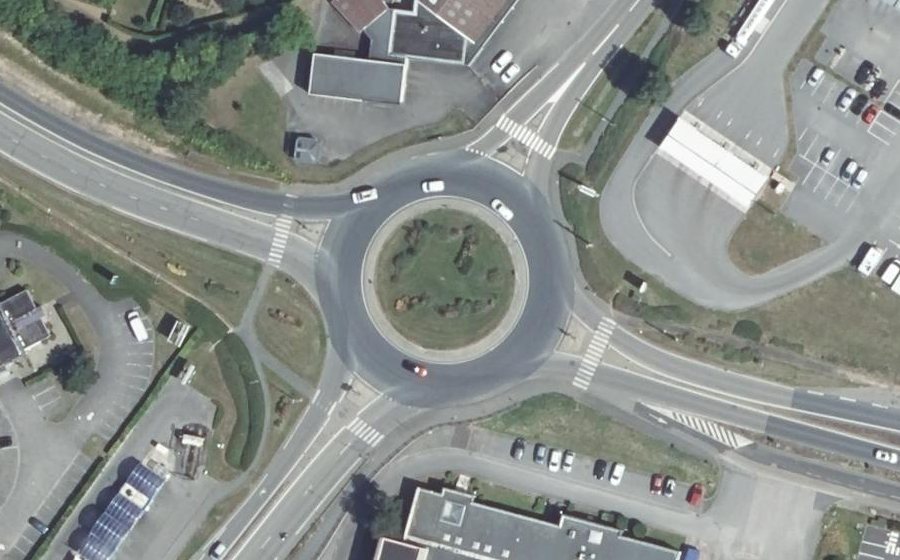 Vue aérienne du Rond-point anonyme n°70083132