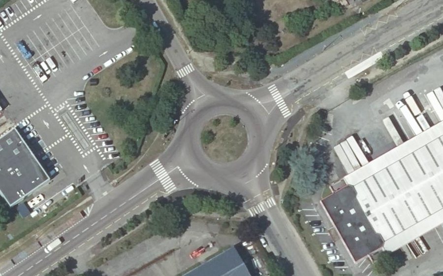 Vue aérienne du Rond-point anonyme n°70084429