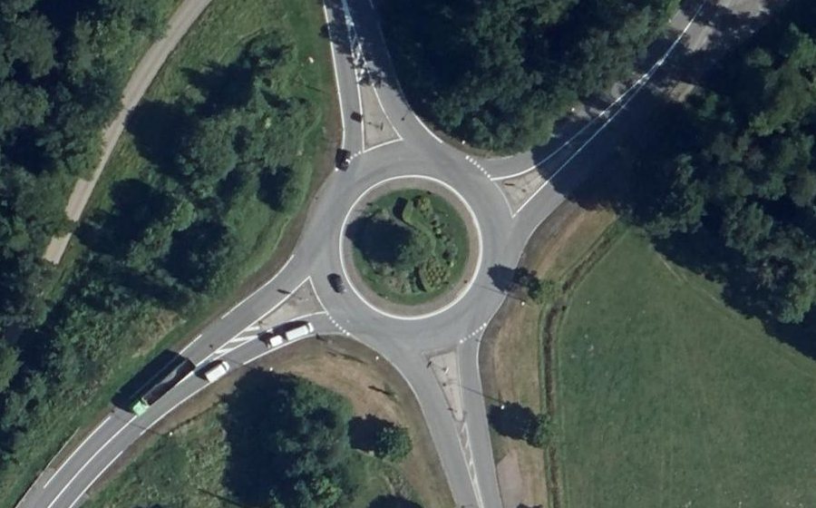 Vue aérienne du Rond-point anonyme n°70122585