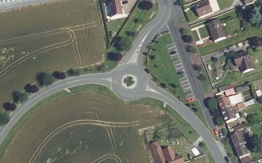 Vue aérienne du Rond-point anonyme n°701403064