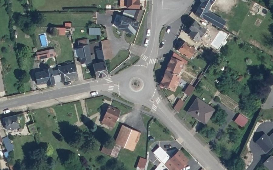 Vue aérienne du Rond-point anonyme n°701408082