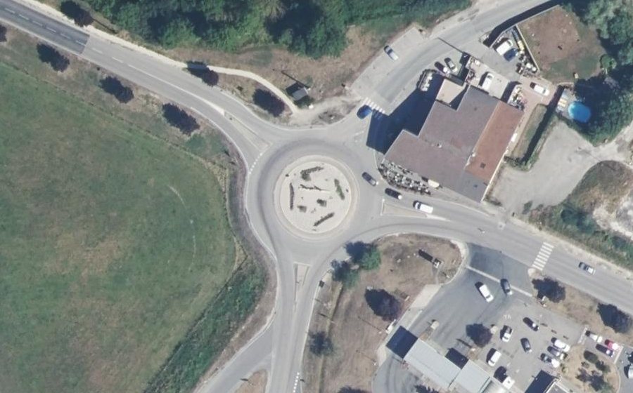 Vue aérienne du Rond-point anonyme n°70148779