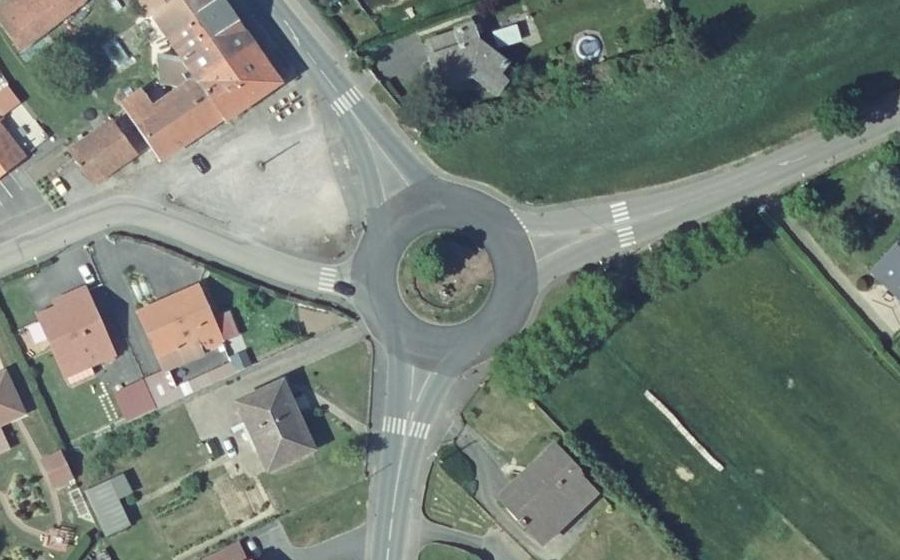 Vue aérienne du Rond-point anonyme n°70148794
