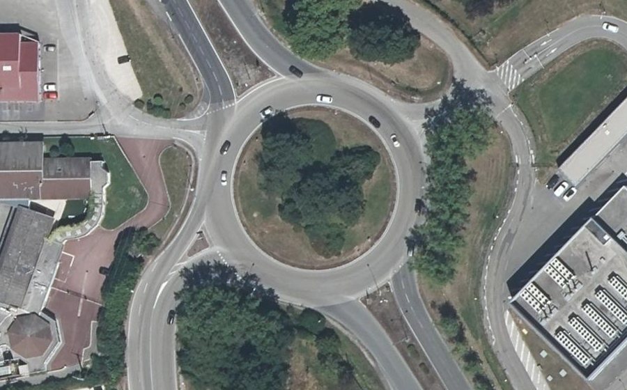 Vue aérienne du Rond-point anonyme n°701666346