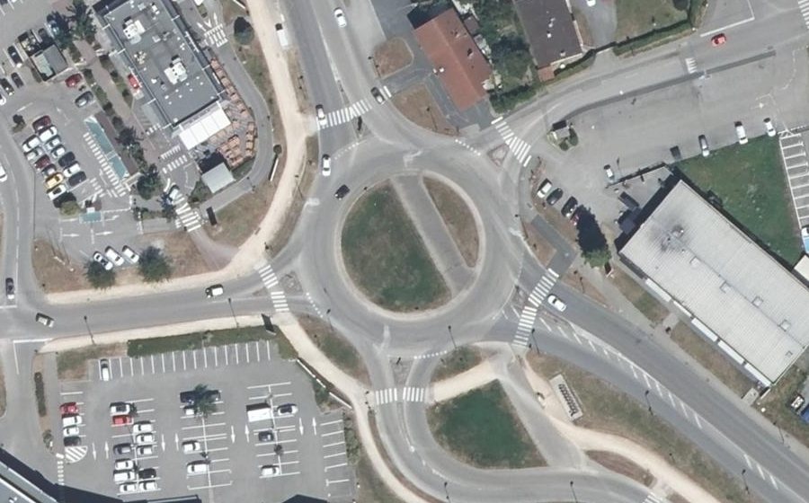 Vue aérienne du Rond-point anonyme n°701669140