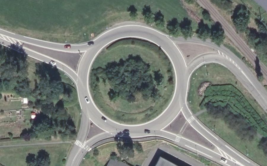 Vue aérienne du Rond-point anonyme n°70178324