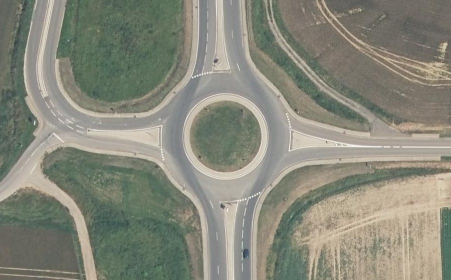Vue aérienne du Rond-point anonyme n°701963380