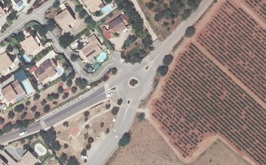 Vue aérienne du Rond-point anonyme n°702038140