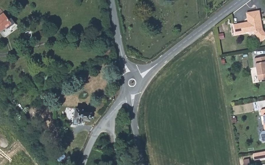 Vue aérienne du Rond-point anonyme n°702190598