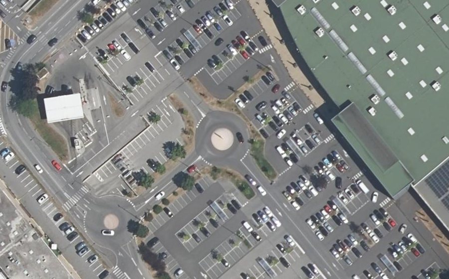Vue aérienne du Rond-point anonyme n°70225689