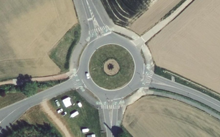 Vue aérienne du Rond-point anonyme n°702374870