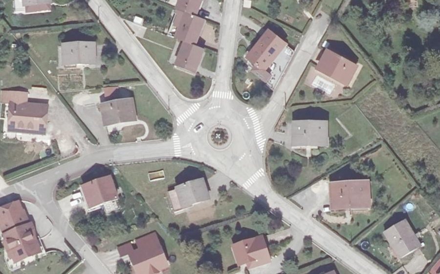 Vue aérienne du Rond-point anonyme n°702549144