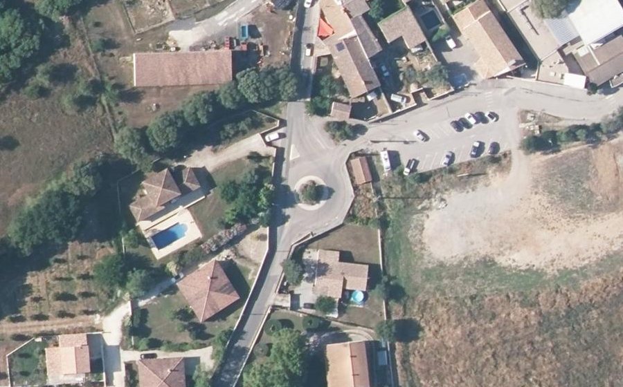 Vue aérienne du Rond-point anonyme n°702623102