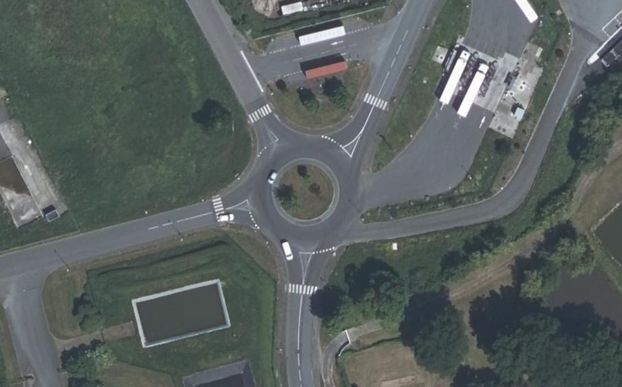 Vue aérienne du Rond-point anonyme n°70262468