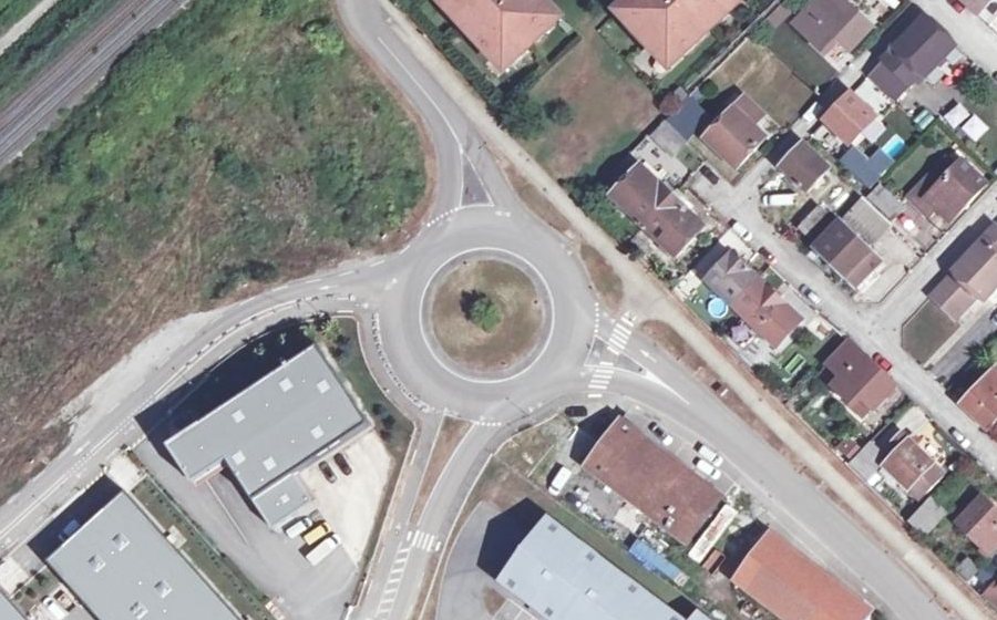 Vue aérienne du Rond-point anonyme n°702635219