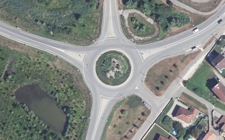 Vue aérienne du Rond-point anonyme n°702635220