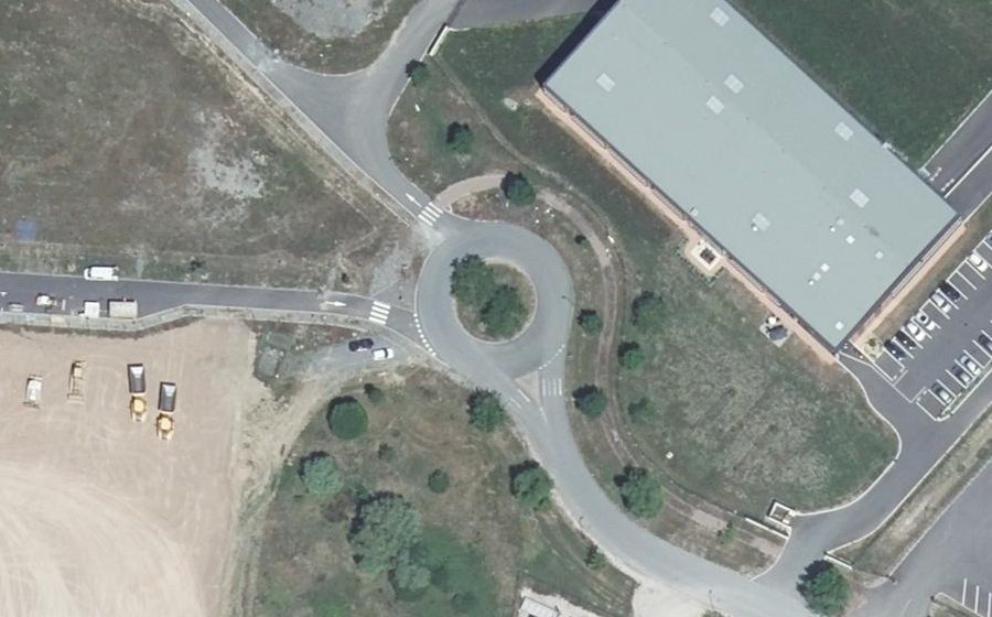 Vue aérienne du Rond-point anonyme n°70265834