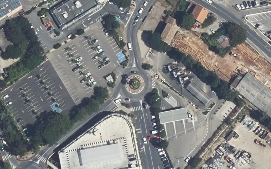 Vue aérienne du Rond-point anonyme n°70271874