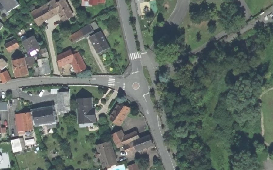 Vue aérienne du Rond-point anonyme n°702891535