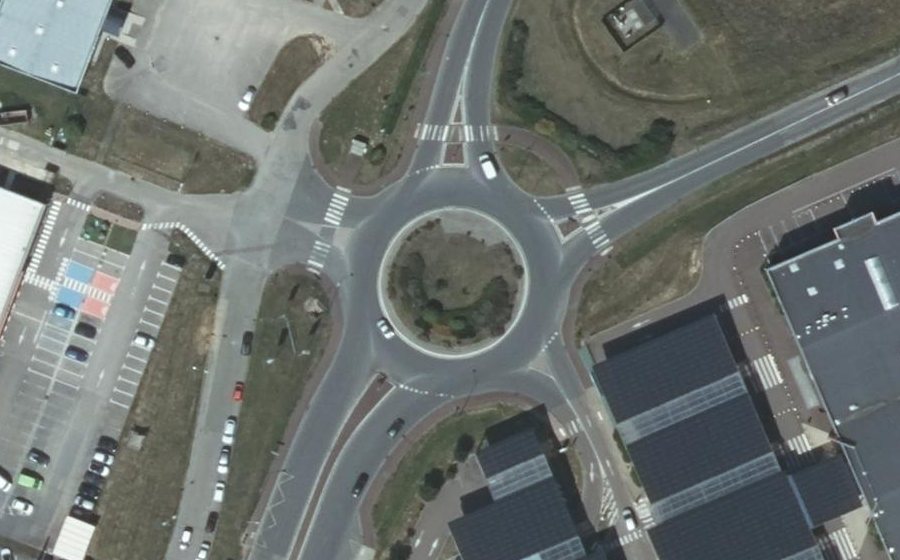 Vue aérienne du Rond-point anonyme n°703046208