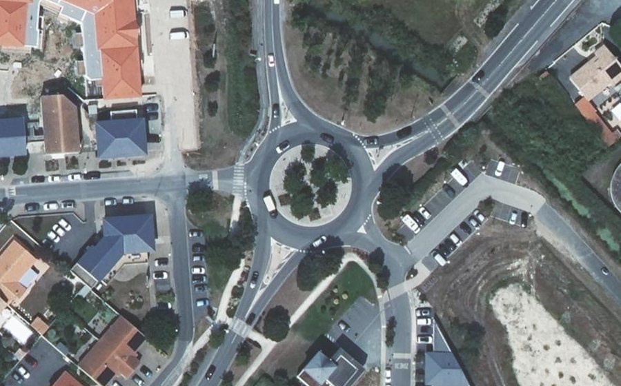 Vue aérienne du Rond-point anonyme n°70308245
