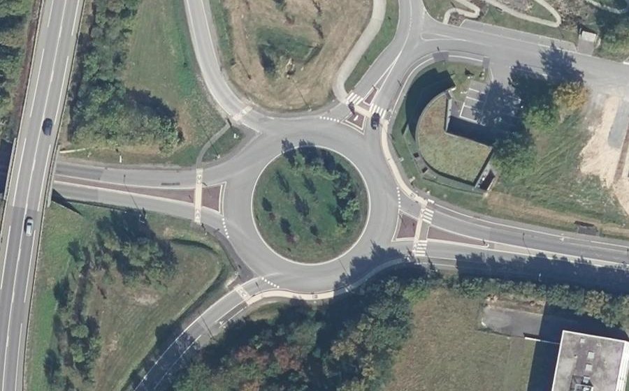 Vue aérienne du Rond-point anonyme n°703228288