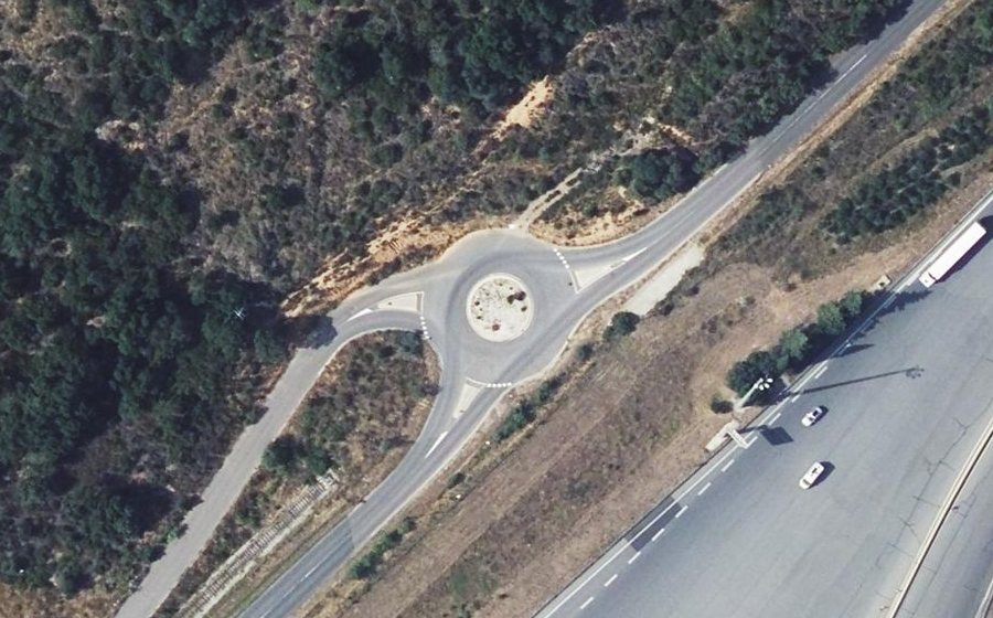 Vue aérienne du Rond-point anonyme n°703278850