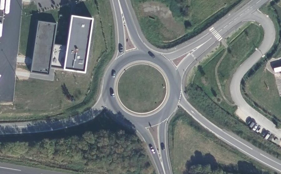 Vue aérienne du Rond-point anonyme n°703348455