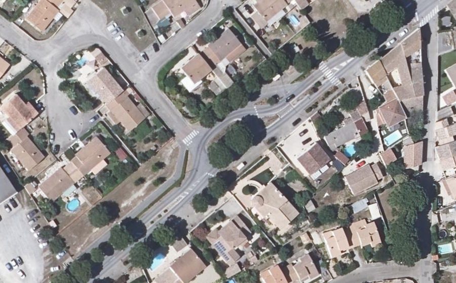 Vue aérienne du Rond-point anonyme n°703429605