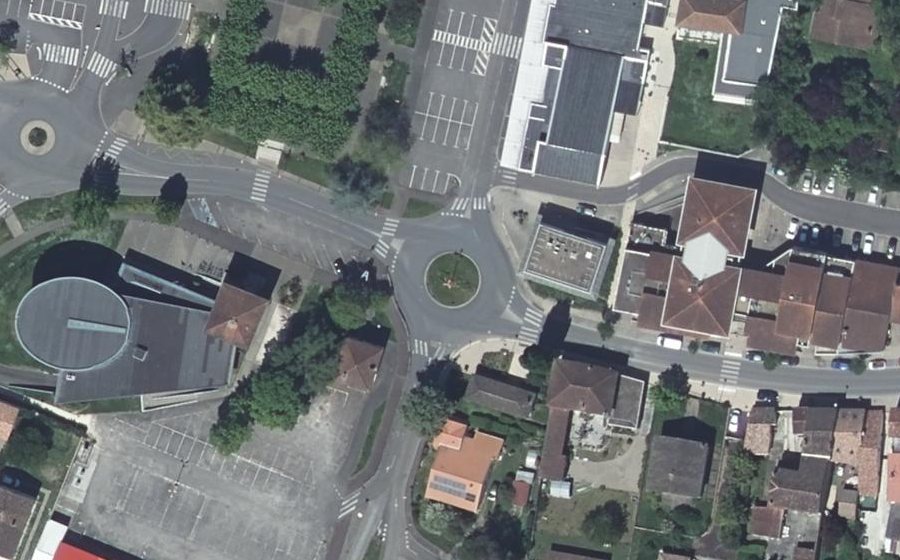 Vue aérienne du Rond-point anonyme n°70367886