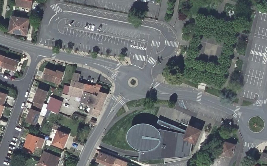 Vue aérienne du Rond-point anonyme n°70367889