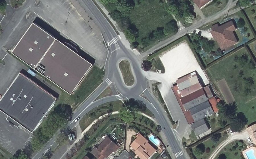 Vue aérienne du Rond-point anonyme n°70368474