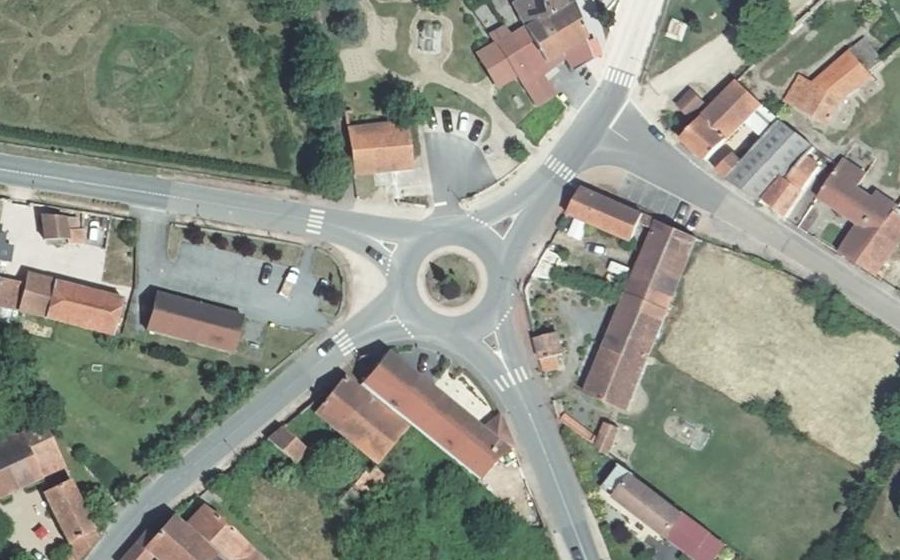 Vue aérienne du Rond-point anonyme n°70372800