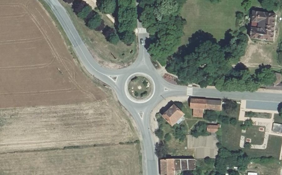 Vue aérienne du Rond-point anonyme n°70372801