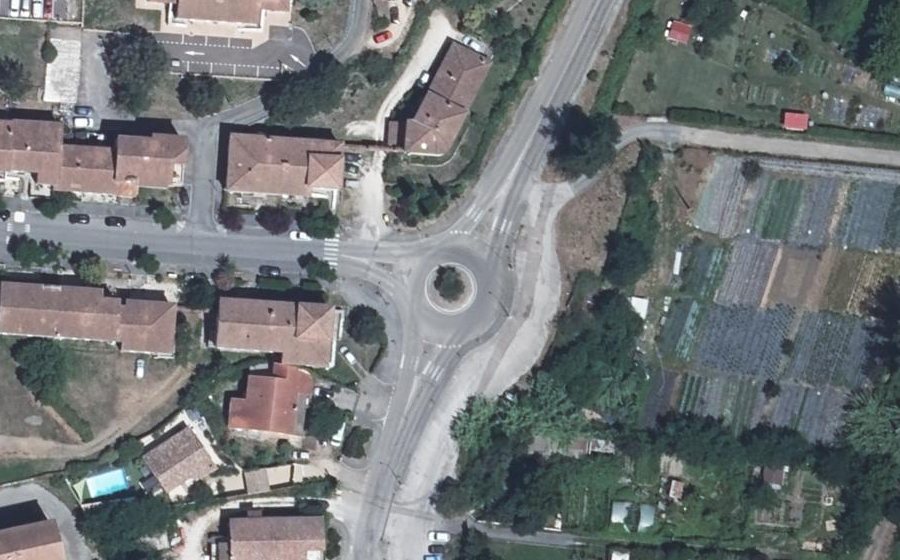 Vue aérienne du Rond-point anonyme n°70384240