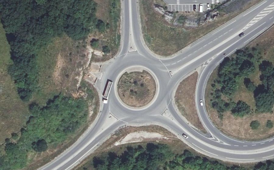 Vue aérienne du Rond-point anonyme n°703923667