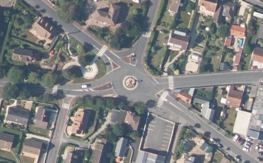 Vue aérienne du Rond-point anonyme n°70396477