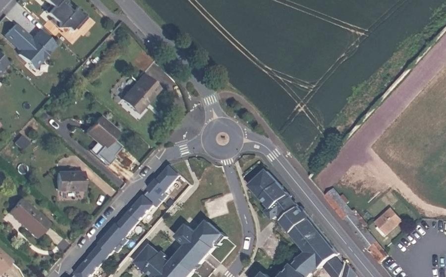 Vue aérienne du Rond-point anonyme n°70396483